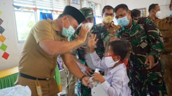 Sekda Muaro Jambi Tinjau Vaksinasi Anak-Anak