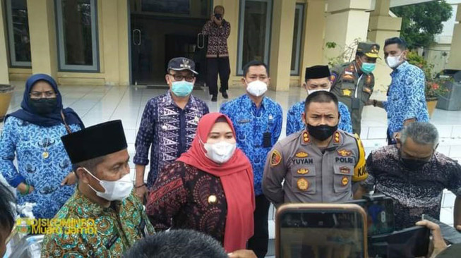 Bupati Masnah Kunjungi SMA TITIAN TERAS Tinjau Siswa Terpapar Covid19