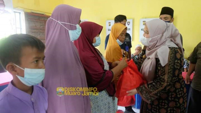 Pemkab Muaro Jambi Salurkan Bantuan Sembako dan Santunan Anak Yatim