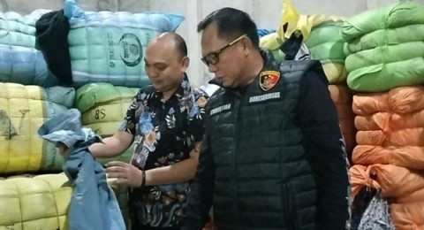 Polda Jambi Sita Ratusan Karung Pakaian Bekas Impor Bernilai Miliaran Rupiah