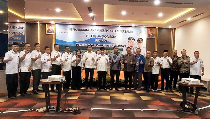 Poto bersama seusai penandatanganan MoU | foto : dodik