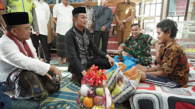 Pj Bupati dan Sekda Muarojambi Besuk Warga Korban Serangan Beruang