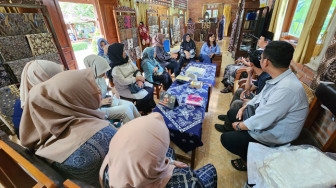 Konsisten Bersinergi pada Pembangunan Sosial dan Ekonomi, PetroChina Berangkatkan Perajin Batik dan Songket Tanjab Barat ke Yogyakarta
