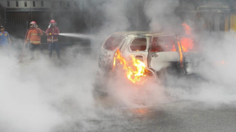 Minibus Terbakar Saat Angkut Ratusan Liter BBM