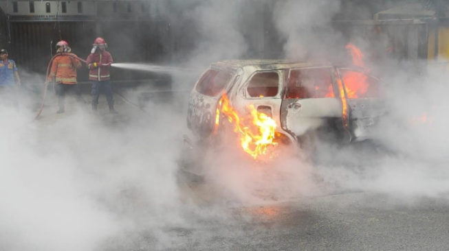 Minibus Terbakar Saat Angkut Ratusan Liter BBM