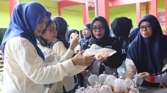 Persatuan Wanita Patra Zona 1 Serahkan Bantuan Tanaman Buah dalam Pot ke Lapas Perempuan Jambi,