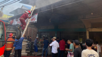 Akibat Kipas Angin Mini Market Terbakar