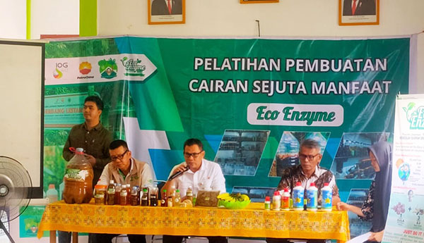 Pelatihan pembuatan cairan eco enzyme oleh SKK Migas - PetroChina, di SMA Negeri 10 Tanjungjabung Timur, Kamis (6/6/2024) | henrosta