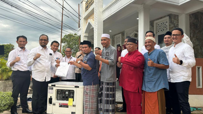 PLN UP3 Jambi Serahkan Bantuan Genset ke Mushola Al-Fatah di Kenali Asam Bawah