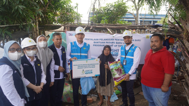 PLN UP3 Jambi Membuat Siti Aisyah Tersenyum, Nyalakan Listrik  Rumahnya Melalui Program "Light Up The Dream"