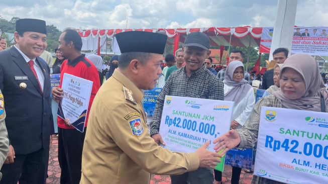 Gubernur  Al Haris Serahkan Santunan Kematian BPJS Ketenagakerjaan di Sarolangun