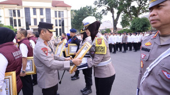 Kapolda Jambi Beri Penghargaan Pada 37 Personel yang Berprestasi