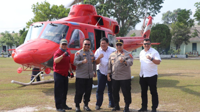 Wakapolda Jambi Brigjen Pol. Edi Mardianto Pantau Titik Api dengan Helikopter Milik Sinar Mas.