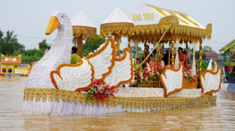 Parade Perahu Hias Meriahkan Festival Batanghari 2024