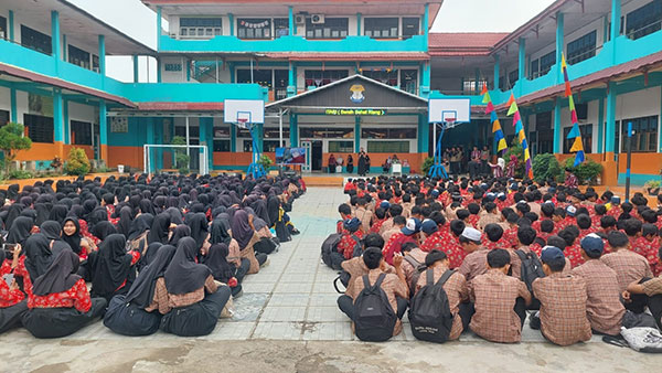 Siswa-siswa SMP Negeri 1 Kuala Tungkal senang mendapat tambahan wawasan tentang mangrove dari  <a href=