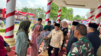 Gubernur Jambi Serahkan Santunan BPJS Ketenagakerjaan pada Acara Pelantikan Kepala Desa