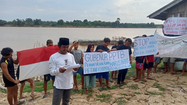 Gubernur Jambi, Al Haris Diminta Tutup Jalur Angkutan Batu Bara Lewat Sungai Batanghari.