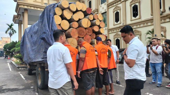 Polda Jambi Tangkap  Empat Orang Pelaku Ilegal Loging