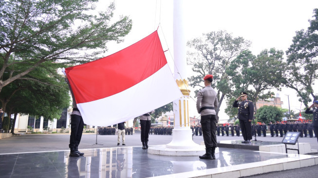 Polda Jambi Kibarkan Bendera Merah Putih Peringati HUT 79 Kemerdekaan RI