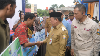 Gubernur Al Haris Serahkan Bantuan Peralatan dan SPP Program Dumisake Pendidikan di Merangin