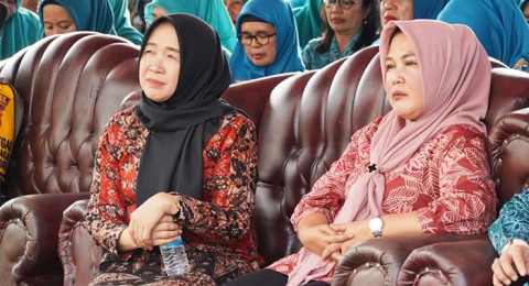 Cieee Cieee… Istri Al Haris dan Istri Romi Kompak Kunjungi Rumah Produksi Batik