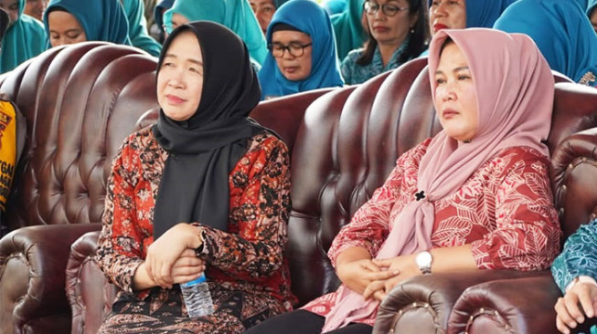 Cieee Cieee… Istri Al Haris dan Istri Romi Kompak Kunjungi Rumah Produksi Batik