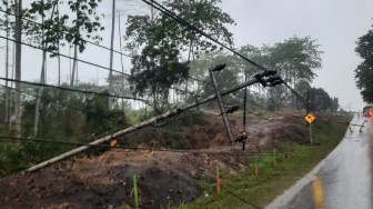 Tiang listrik Roboh ke Badan Jalan Lintas Kota Jambi Arah Bulian. Ratusan Kendaraan Terjebak Macet Sekitar Simpang Sungai Duren, Kec Jambi luar Kota.