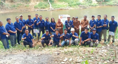 Semarakkan RGE Founder’s Day, PT DAS Tanam Bibit Pohon dan Bersihkan Sungai di Jambi