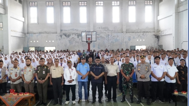 Hadiri Pembukaan MPLS, Sekda Sudirman Mengharapkan Siswa SMAN Titian Teras Unggul dan Berkualitas