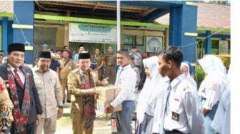 Gubernur Al Haris Serahkan Dumisake Pendidikan Kepada 553 Siswa SMA, SMK dan SLB di Kabupaten Sarolangun