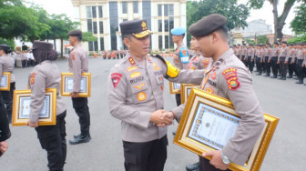 Anggota Polda Jambi Naik Pangkat Luar Biasa, Terima Penghargaan hingga Dianugerahi Pin Emas