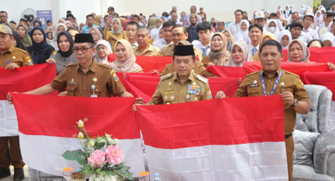 Al Haris Serahkan Bantuan Dumisake Pendidikan untuk 1.259 Siswa di Kota Jambi