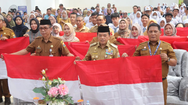 Al Haris Serahkan Bantuan Dumisake Pendidikan untuk 1.259 Siswa di Kota Jambi