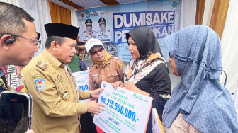 Gubernur Jambi Serahkan Santunan JKM dan JKK BPJS Ketenagakerjaan di Tanjabbar