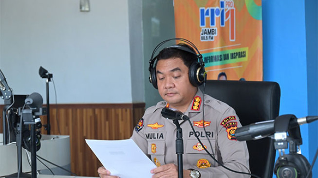 Kabid Humas Polda Jambi Jadi Pembaca Berita di RRI