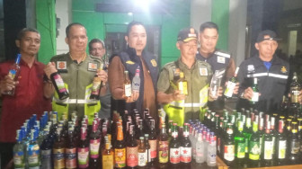 Ratusan Botol Miras Tanpa Izin Diamankan Sat Pol PP  di Warung Kelontong.