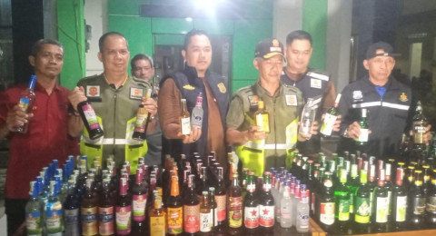 Ratusan Botol Miras Tanpa Izin Diamankan Sat Pol PP  di Warung Kelontong.