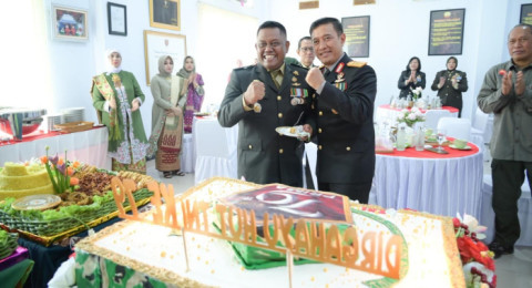 Kapolda Jambi Serahkan Hadiah Kendaraan kepada Prajurit TNI Terbaik