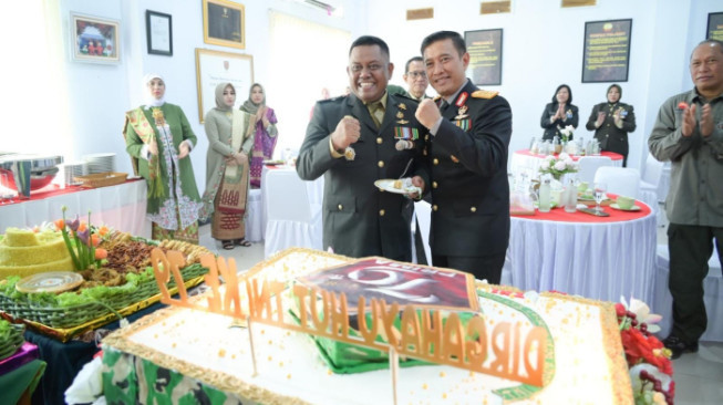 Kapolda Jambi Serahkan Hadiah Kendaraan kepada Prajurit TNI Terbaik