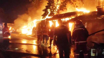 Gara-gara Bakar Sampah 7 Kios Pedagang dan 2 Sepeda Motor Ludes Terbakar