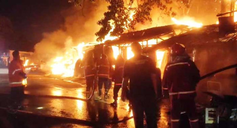 Gara-gara Bakar Sampah 7 Kios Pedagang dan 2 Sepeda Motor Ludes Terbakar