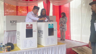 Al Haris dan Istri Nyoblos di TPS 14