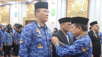 Ariansyah dan John Eka Powa Terima Penghargaan Satyalancana Karya Satya XXX