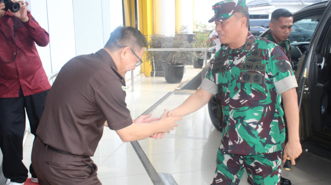 Pererat Silaturahmi dengan Forkopimda Danrem 042/Gapu Berkunjung ke Kantor Kejati Provinsi Jambi.