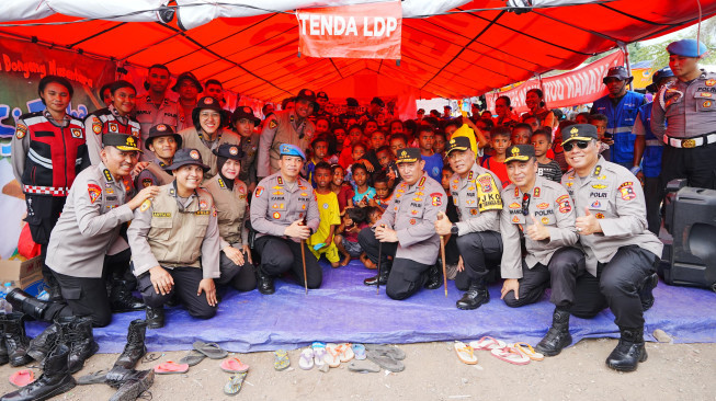 Tinjau Posko Pengungsian Erupsi Lewotobi, Kapolri Pastikan Pelayanan dan Kebutuhan Warga