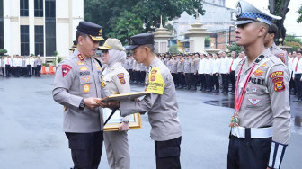 Kapolda Jambi Serahkan Penghargaan kepada Personel Berprestasi