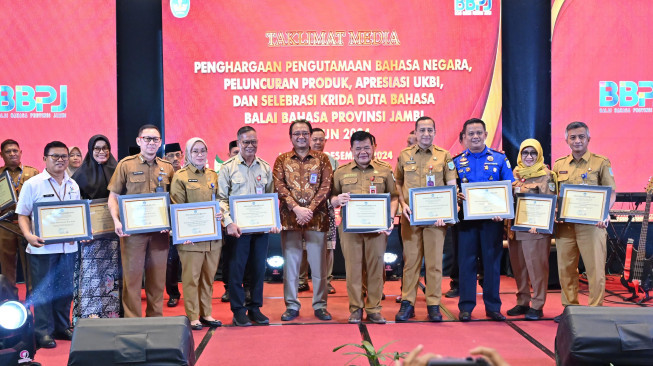 Dinilai Memiliki Peran Aktip Dalam Pengutamaan Bahasa Negara, Damkartan Kota  Jambi Terima Penghargaan