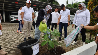 Bawaslu Provinsi Jambi Tanam Pohon Manggis Sebagai Simbol Integritas