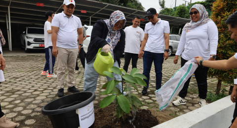 Bawaslu Provinsi Jambi Tanam Pohon Manggis Sebagai Simbol Integritas