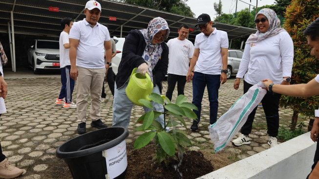 Bawaslu Provinsi Jambi Tanam Pohon Manggis Sebagai Simbol Integritas